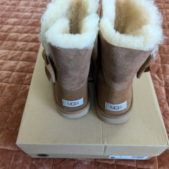 UGG Size 4 Tan Boots - Picture 3 of 3